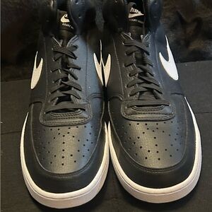 Men’s 10.5. Nike court vision mid.